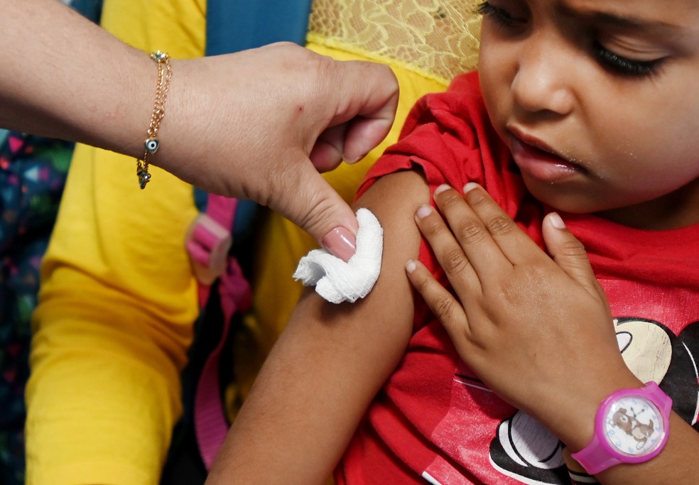 Crianças de idades até seis anos estão incluídas em grupos prioritários para receber a vacina da gripe — Foto: Carlos Bassan