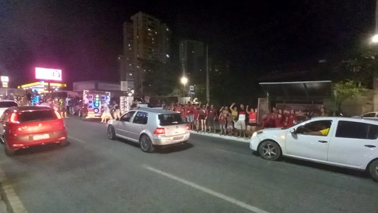 Eleitores celebram vitória de Raquel Lyra como governadora em ruas de Caruaru