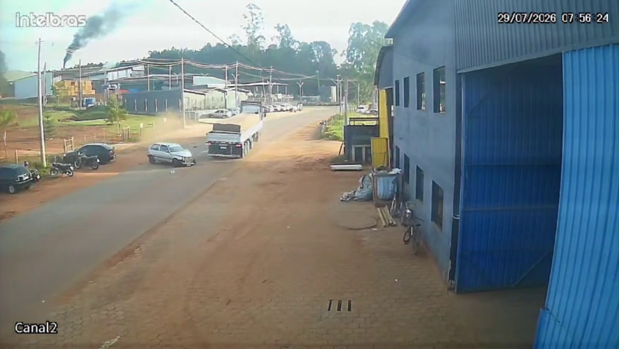 VÍDEO: motorista perde controle do carro, invade contramão e é atingido por caminhão-tanque no interior de SP