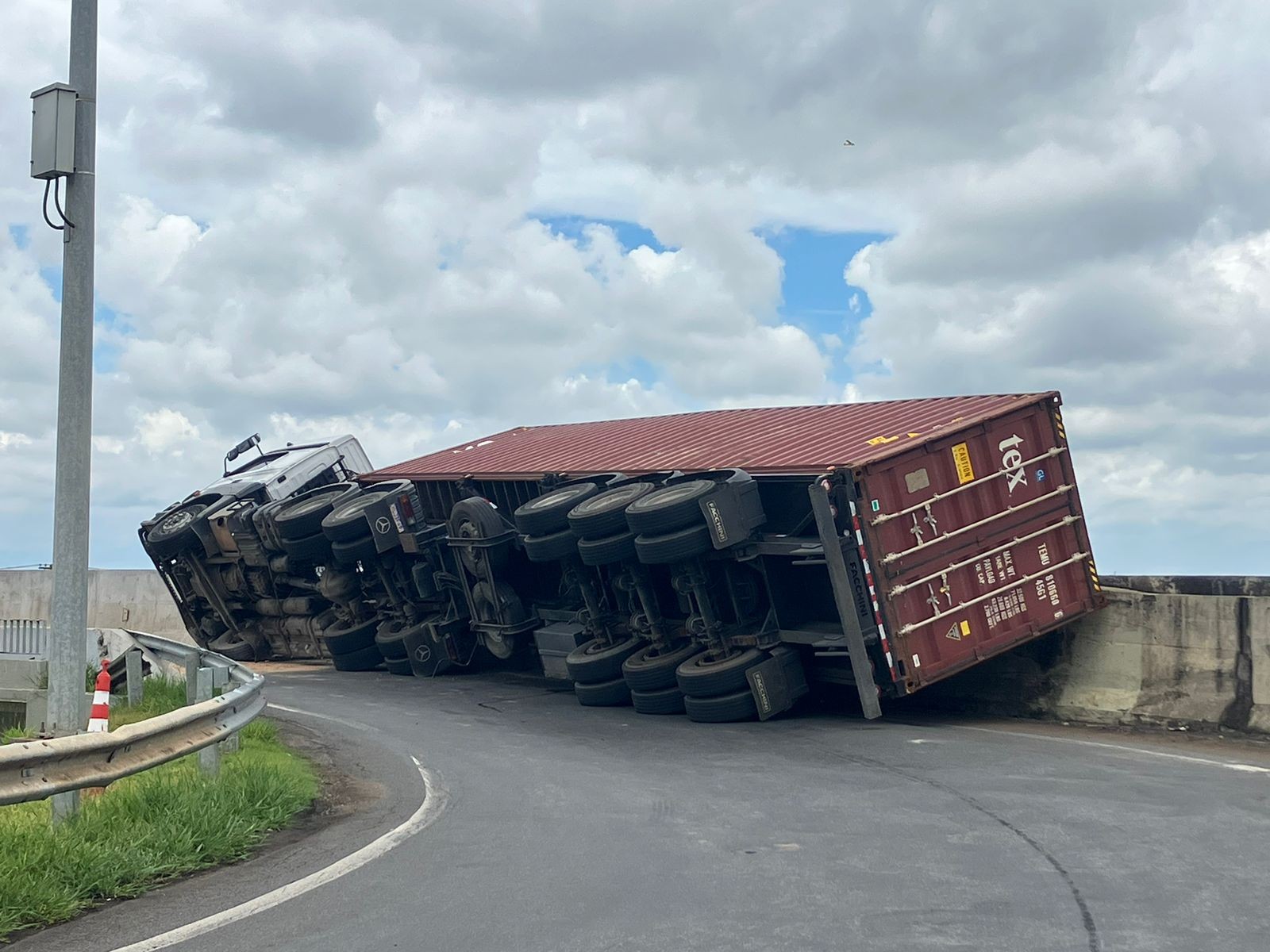 Carreta tomba em viaduto da Rodovia Zeferino Vaz, em Paulínia 