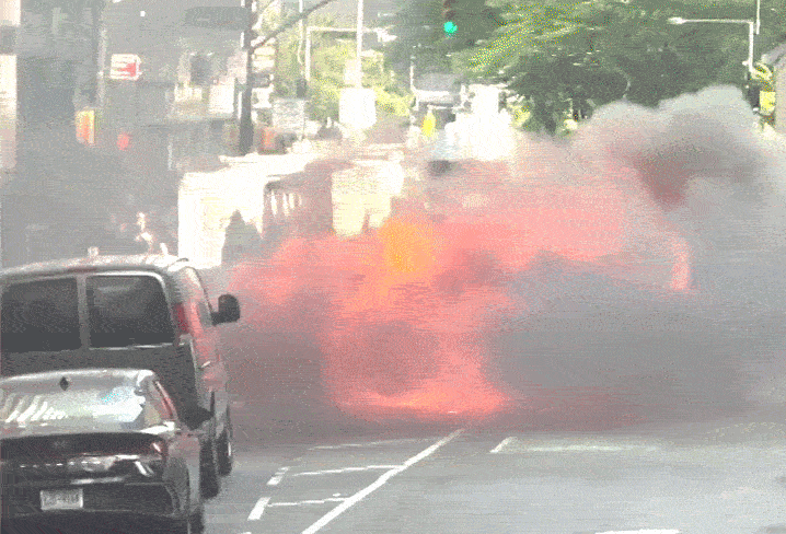 VÍDEO: Carro pega fogo e explode em área movimentada de Nova York, nos EUA