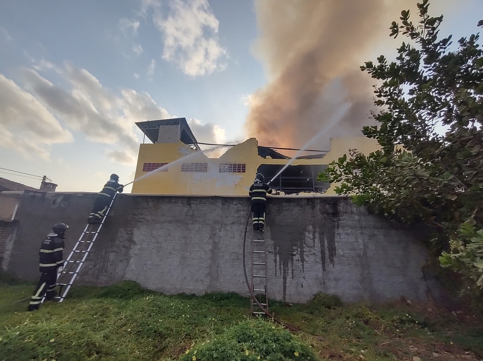 Bombeiros combatem incêndio em Assu — Foto: CBMRN/Divulgação