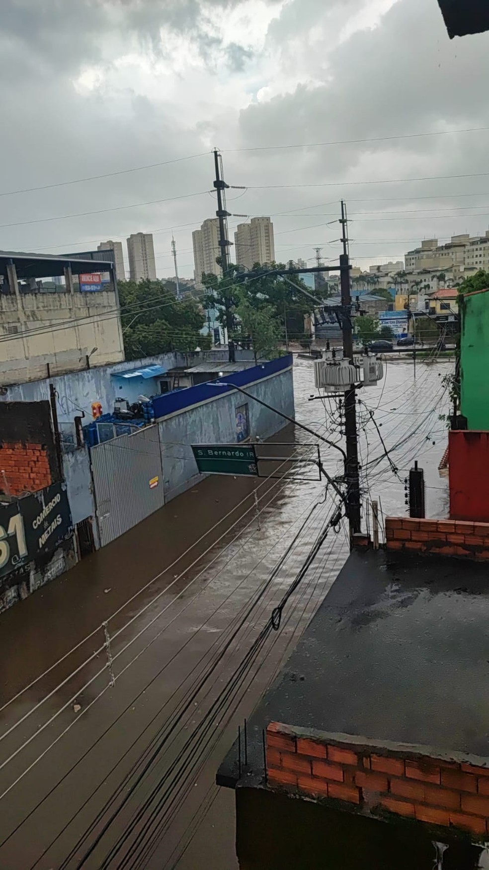 Rua alagada em São Bernardo do Campo, na Grande SP, no início da tarde desta quinta-feira (10). — Foto: Você repórter/Acervo pessoal
