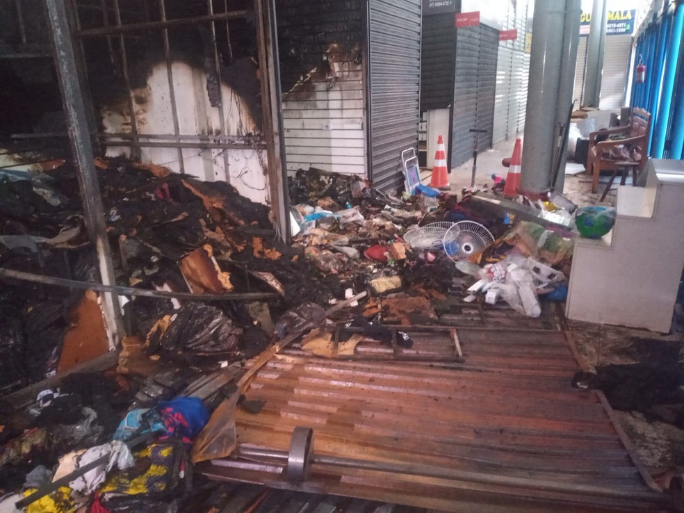 O centro de lojas foi consumido pelo fogo. No total, 6 boxes foram atingidos. — Foto: Osvaldo Nóbrega/TV Morena