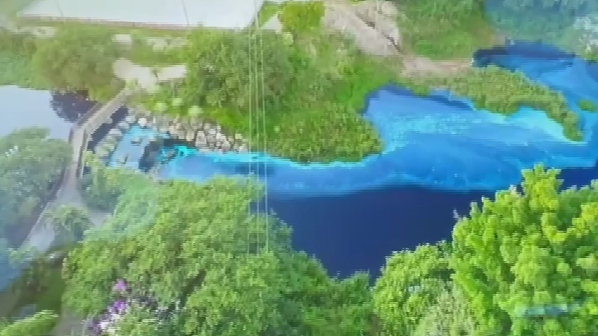 Imagens de drone mostram córrego azul após carreta bater em poste e derramar corante em Jundiaí; animais foram resgatados