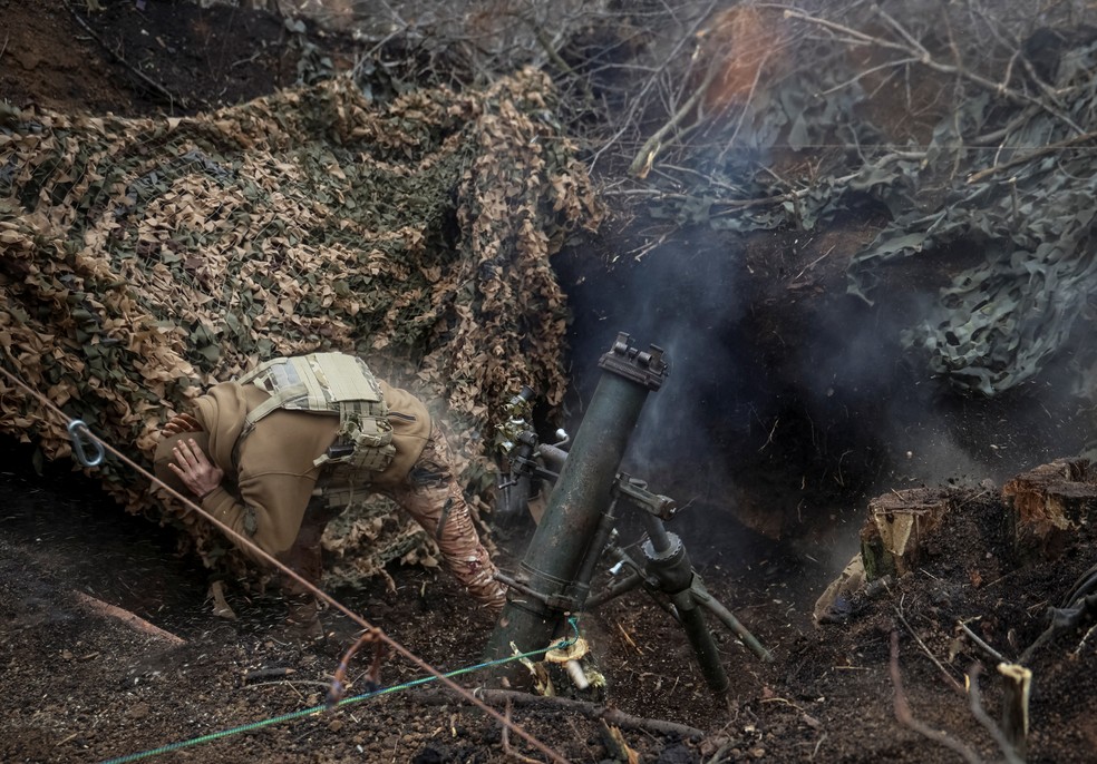 Soldado ucraniano em front perto da cidade de Bakhmut, no Ucrânia, lança morteiro em direção à Rússia, em 15 de março de 2024. — Foto: Oleksandr Ratushniak/ Reuters