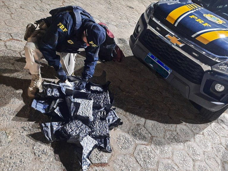 PRF prende motorista e apreende 12 kg de drogas na Fernão Dias, em Vargem