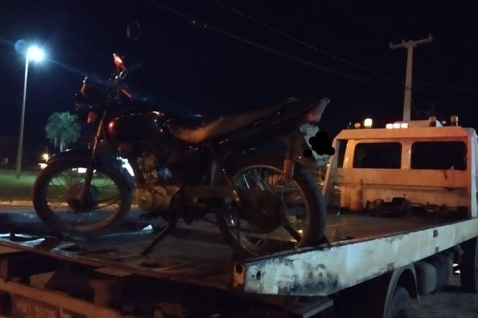 Moto foi apreendida pela Polícia Militar com mais de R$ 22 mil em débitos — Foto: PM/Divulgação