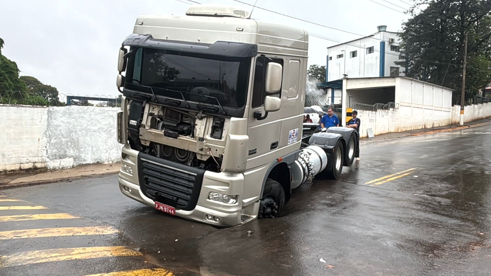 Caminhão fica 'preso' em buraco após asfalto ceder em avenida de Rio das Pedras; veja FOTOS