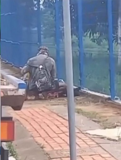 Homem em situação de rua é flagrado comendo cachorro morto e PM é acionada no Acre; veja vídeo