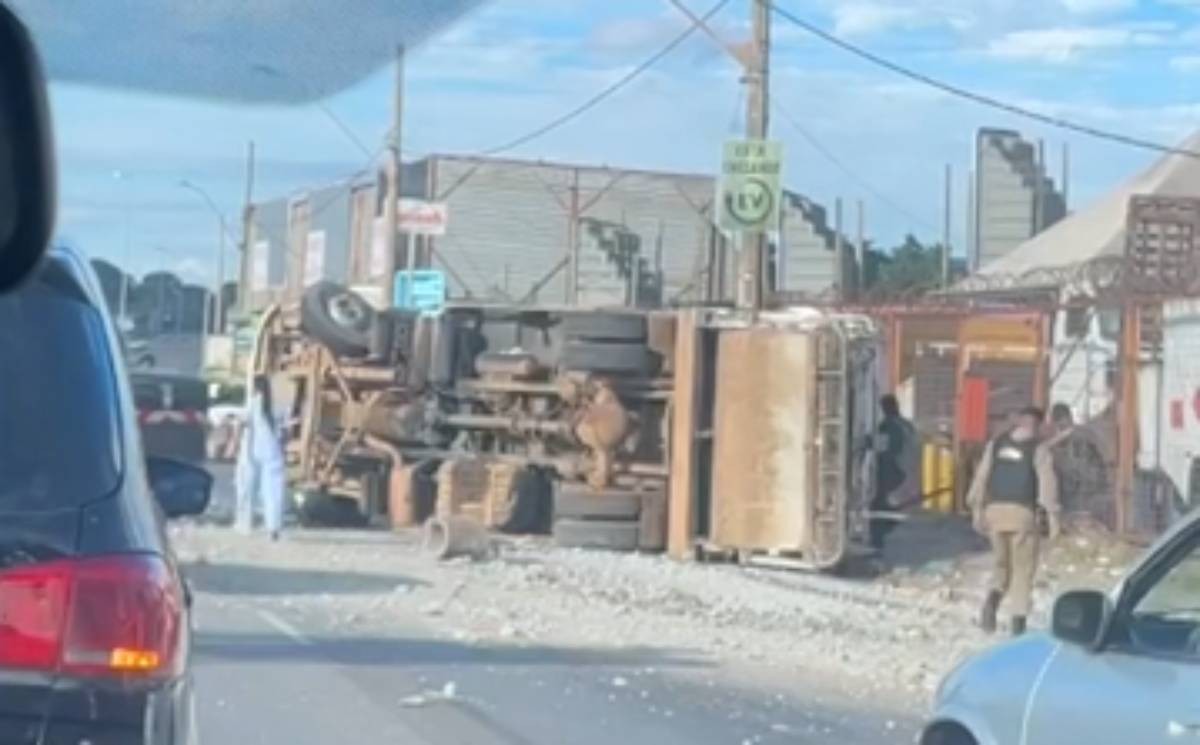 Caminhão de coleta de lixo tomba, derruba poste e interdita avenida em Contagem