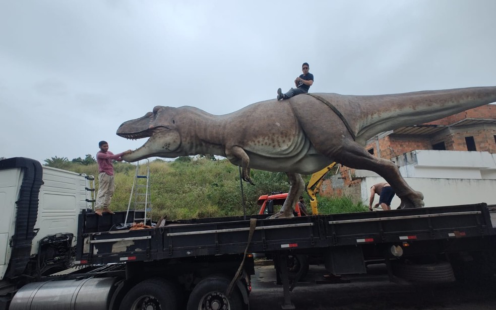 Transporte de dinossauro Tiranossauro rex para outra cidade — Foto: Arquivo Pessoal