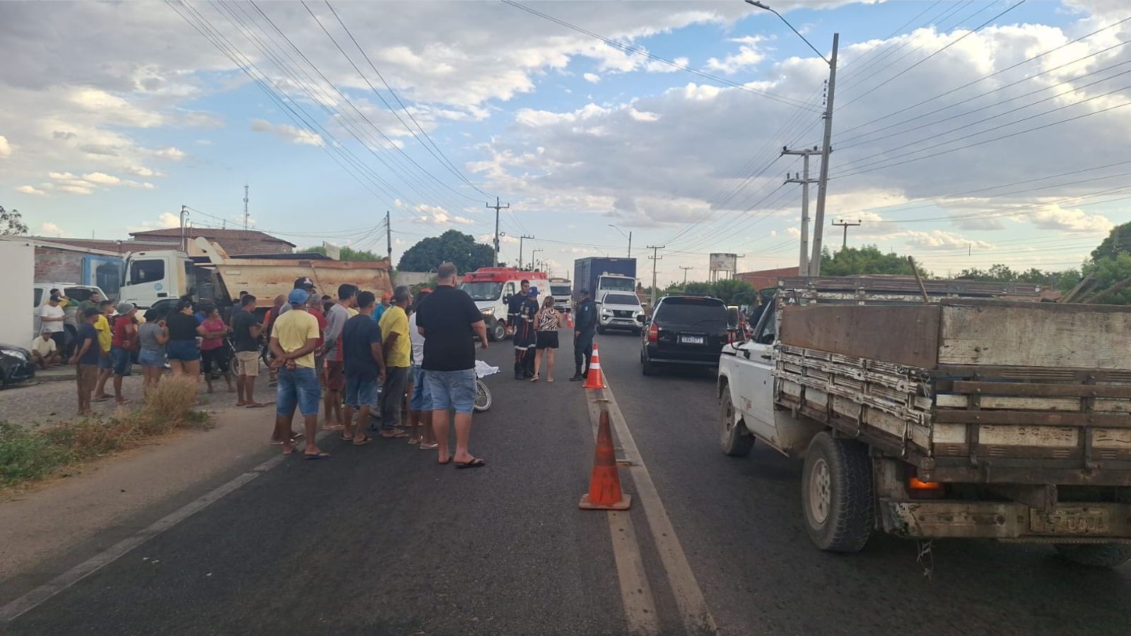 Homem de 50 anos morre após moto bater em carreta na BR-407, no PI; esposa e filho estavam na garupa