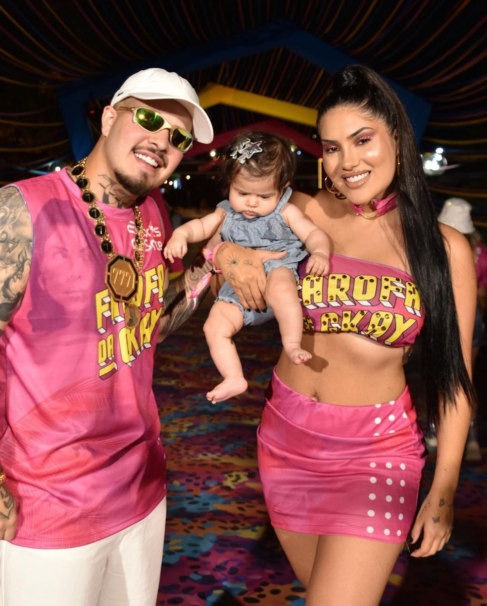 Funkeiro Jottapê e a esposa Estefany Boro levaram a filha de 5 meses para a Farofa da Gkay. — Foto: Instagram/ Reprodução