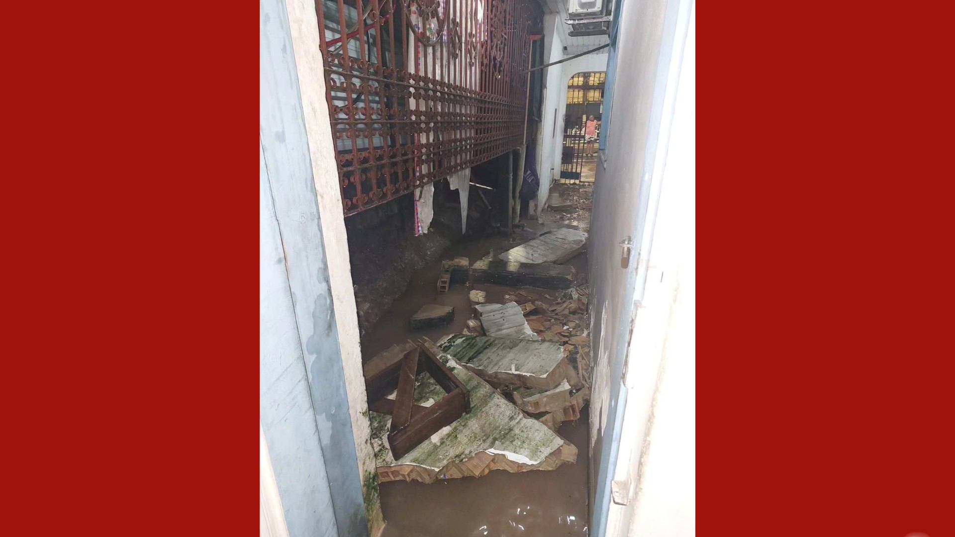 Parte de casa desaba durante forte chuva em Belém