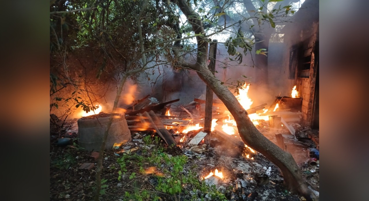 Idoso morre carbonizado após casa pegar fogo em Salto de Pirapora