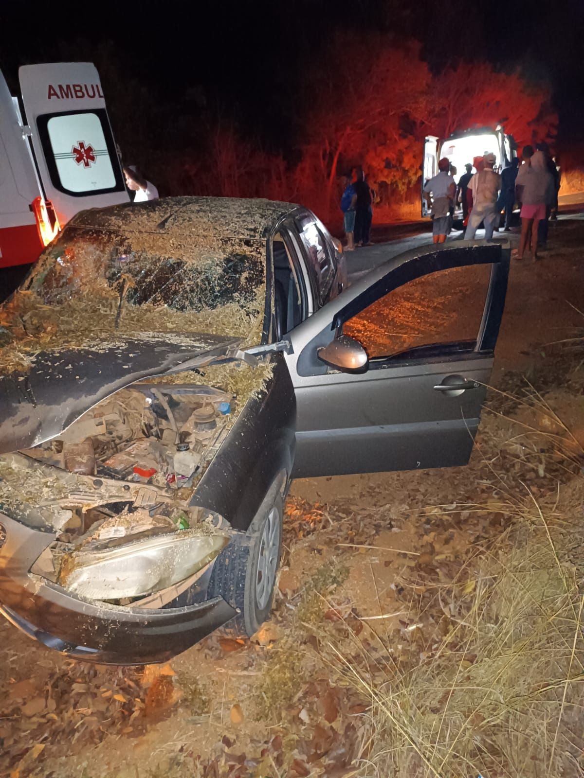 Pai e filho ficam feridos em acidente entre carro e trator na LMG-652