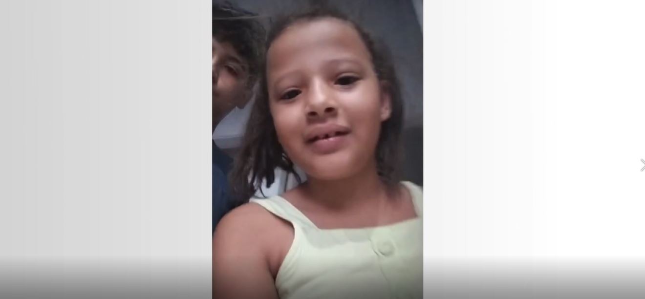 Cobra aparece dentro de casa e menina de 8 anos grava vídeo com naturalidade: 'Tive coragem'