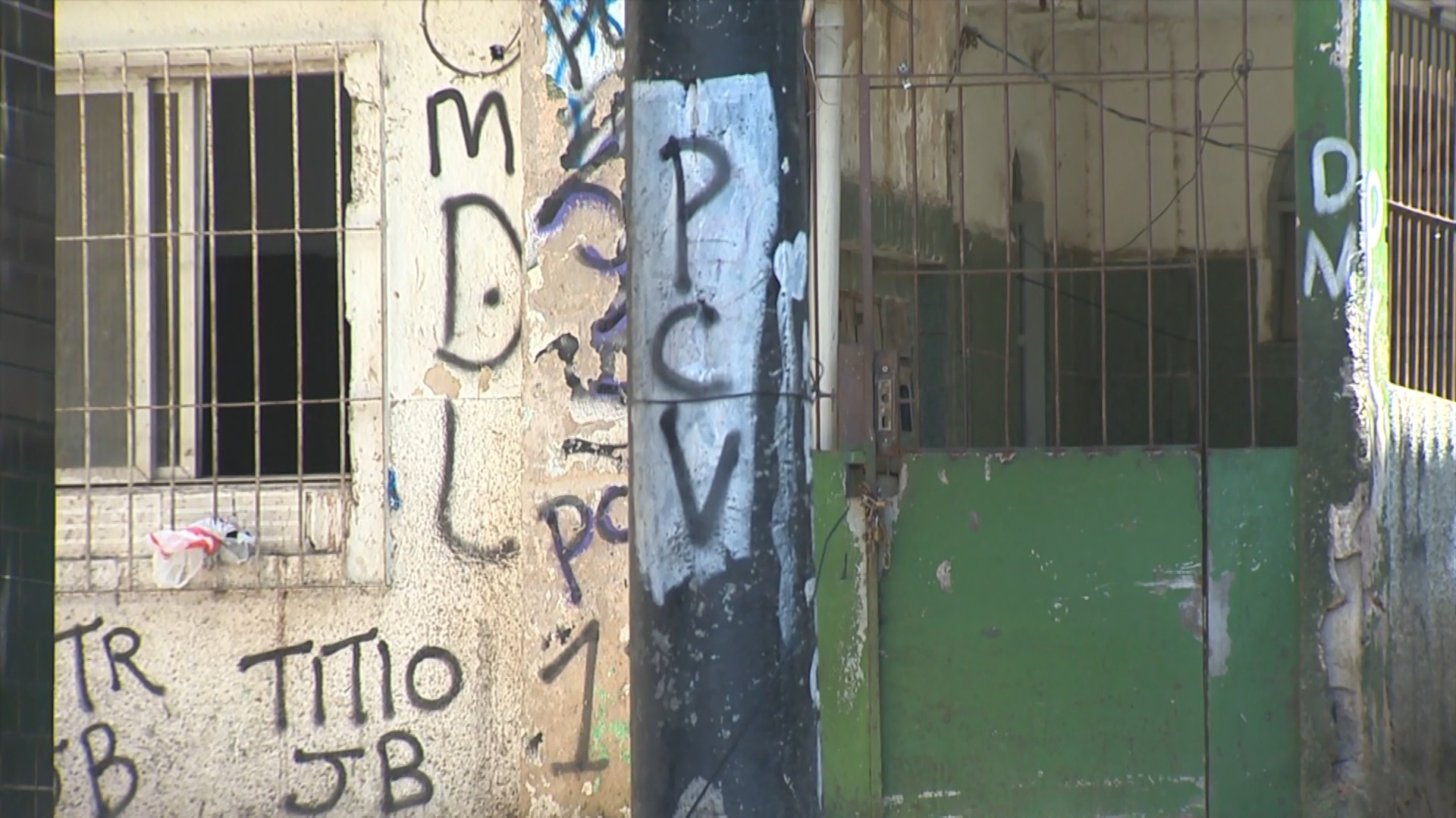 Adolescente e homem são baleados em 2º ataque a tiros de traficantes no mesmo dia em morro de Vila Velha