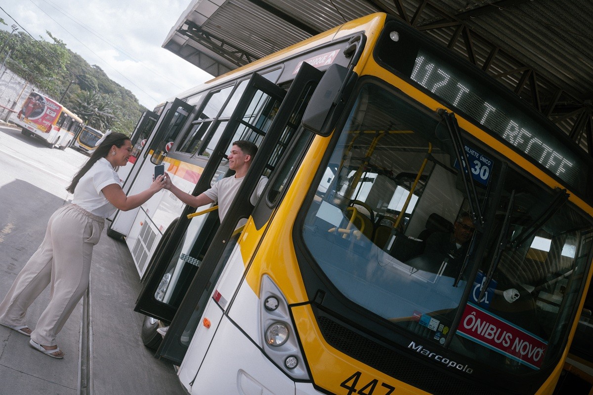 Casal faz ensaio de pré-casamento dentro de ônibus: 'lugar onde foi o fundador da gente', diz noiva