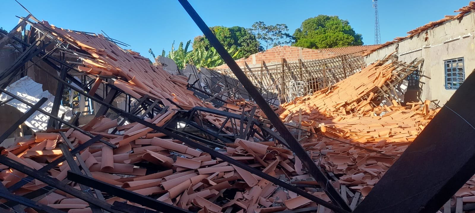 VÍDEO: Cobertura de refeitório em construção desaba em escola no Sudoeste do Piauí