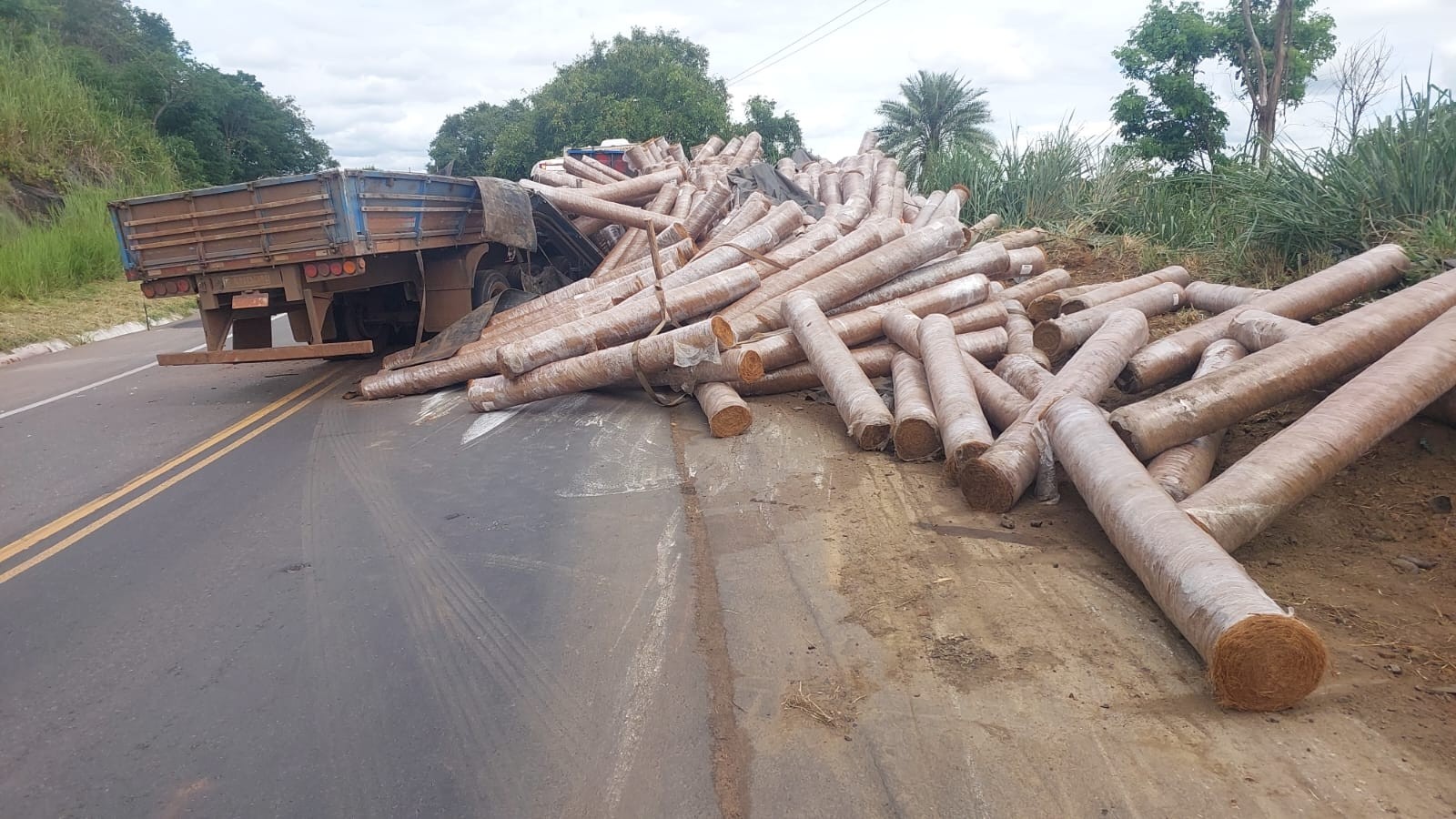 Carreta com rolos de fumo tomba no trevo de Bom Jesus e motorista fica ferido em Itaperuna