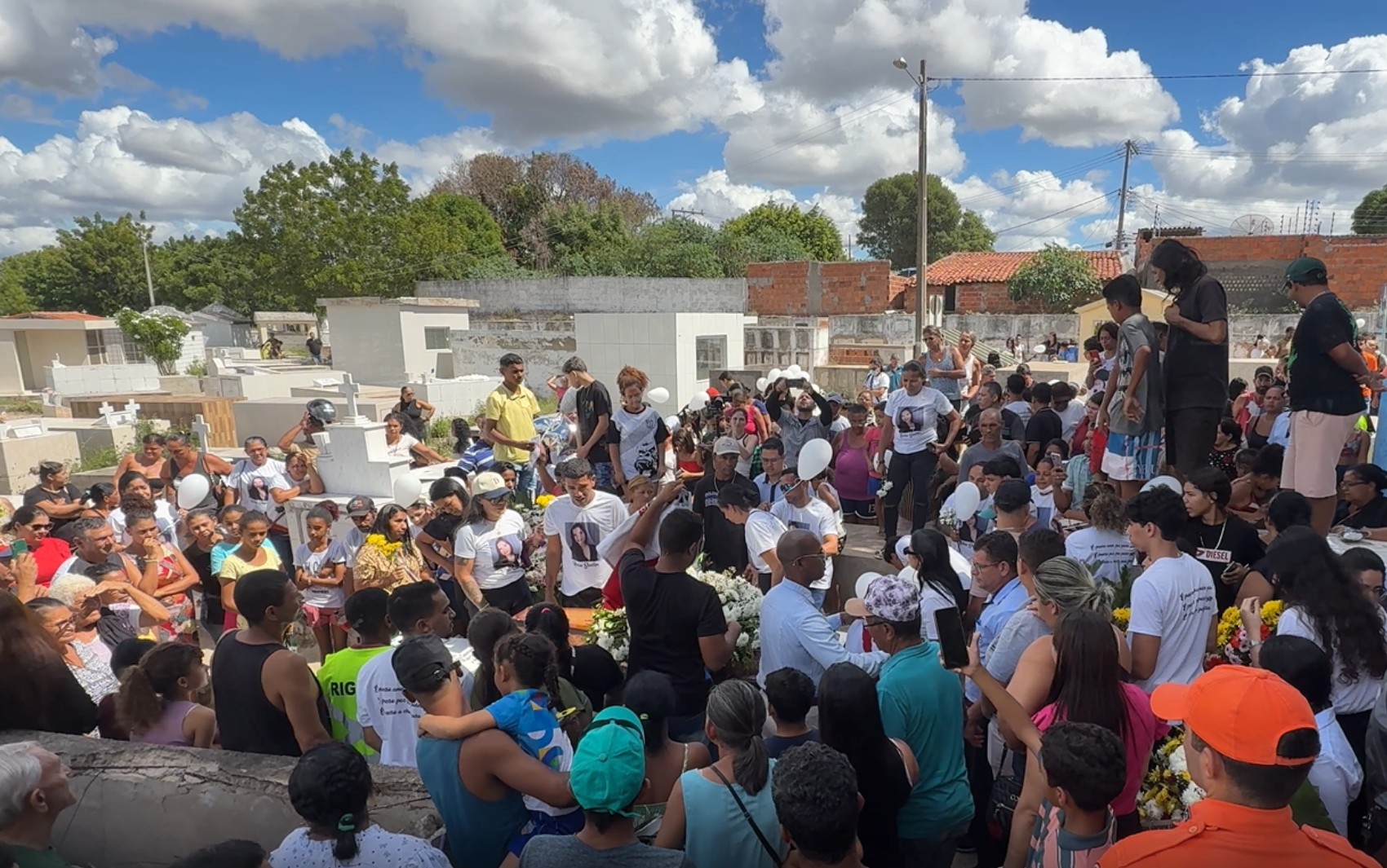 Corpo de miss morta no Paraná é enterrado na Bahia no dia em que ela completaria 24 anos 