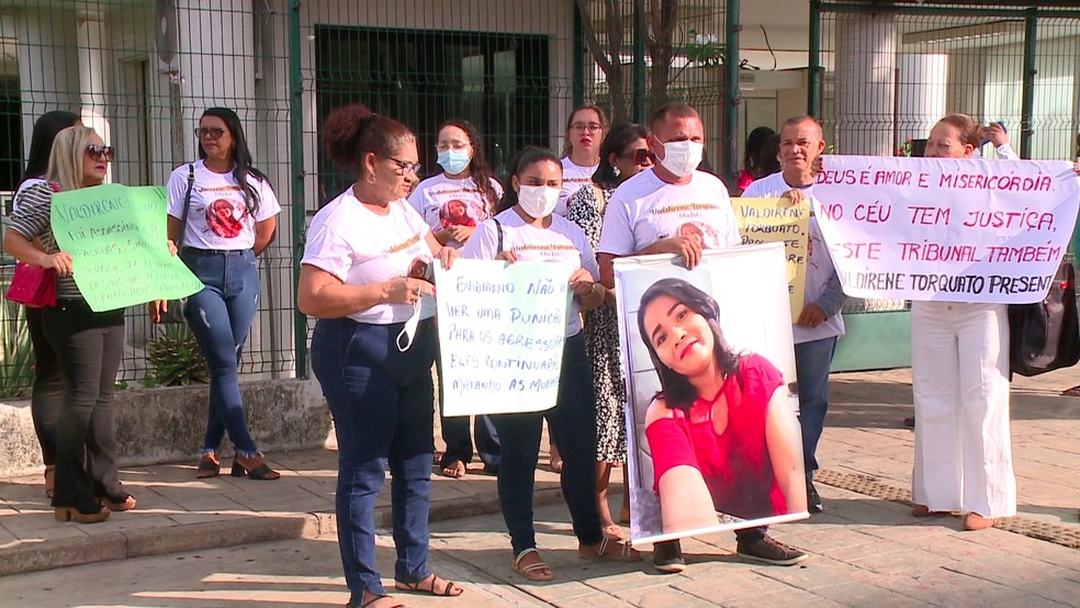 Protesto da família de Valdirene Torquato da Silva no julgamento de Ezequiel Rodrigues de Araújo — Foto: TV Clube