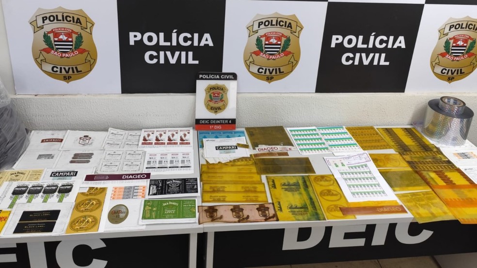 1 de 2
Dono de gr&aacute;fica &eacute; preso em Bauru por falsifica&ccedil;&atilde;o de bebidas alco&oacute;licas &mdash; Foto: Pol&iacute;cia Civil/Divulga&ccedil;&atilde;o