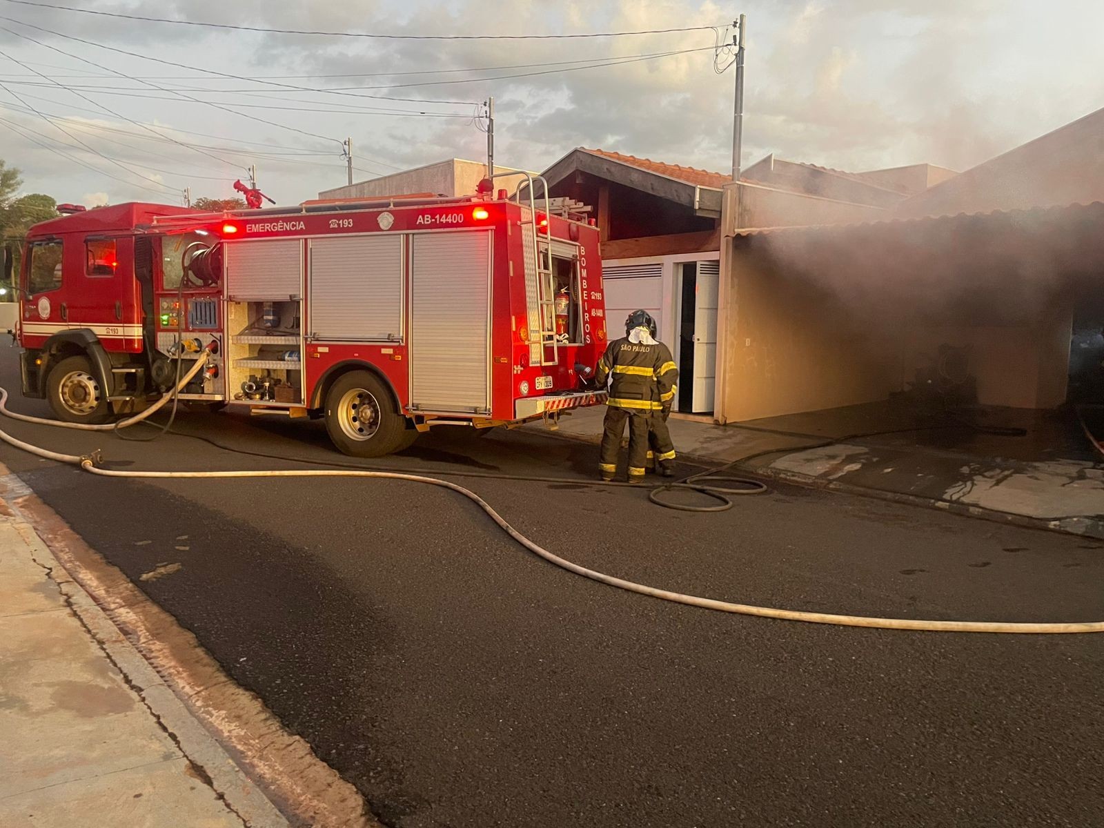 Incêndio atinge casa em condomínio e mobiliza bombeiros de Assis