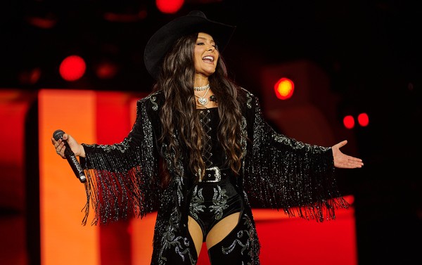 Maraisa, da dupla com Maiara, escolheu traia all black para apresentação na Festa do Peão de Barretos — Foto: Érico Andrade/g1