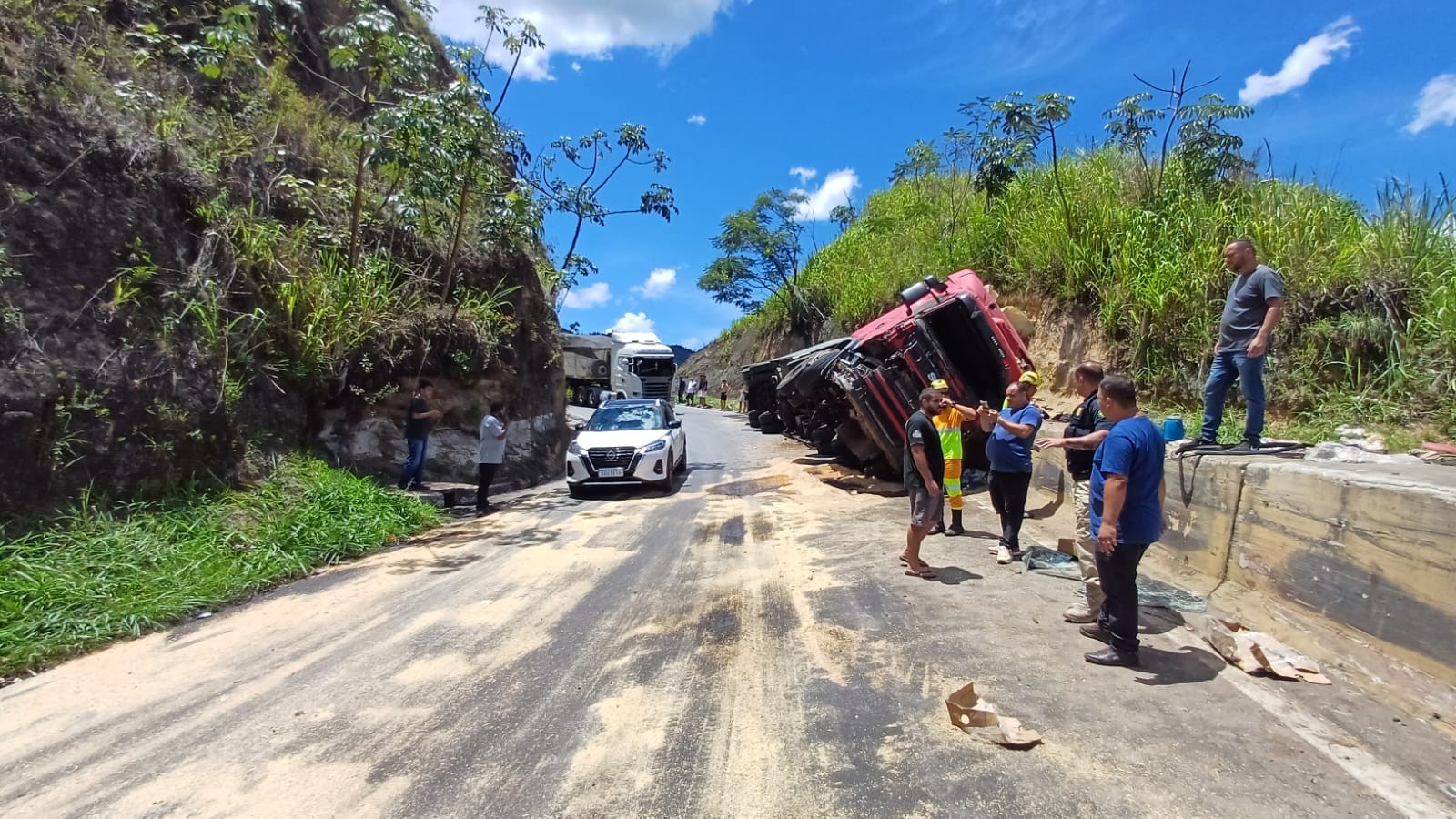 Acidente causa transtornos no trânsito na descida da Serra das Araras, em Piraí; congestionamento chegou a mais de 30 km