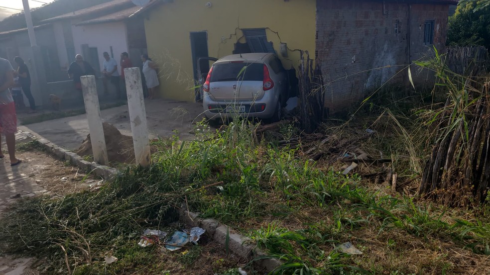 Carro invade casa em Encanto, no RN — Foto: Cedida