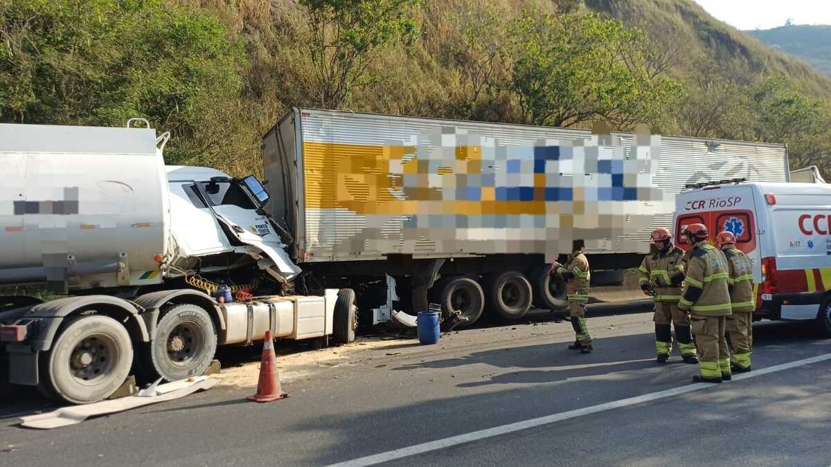 Acidente entre carretas deixa motorista ferido na Via Dutra, em Barra Mansa