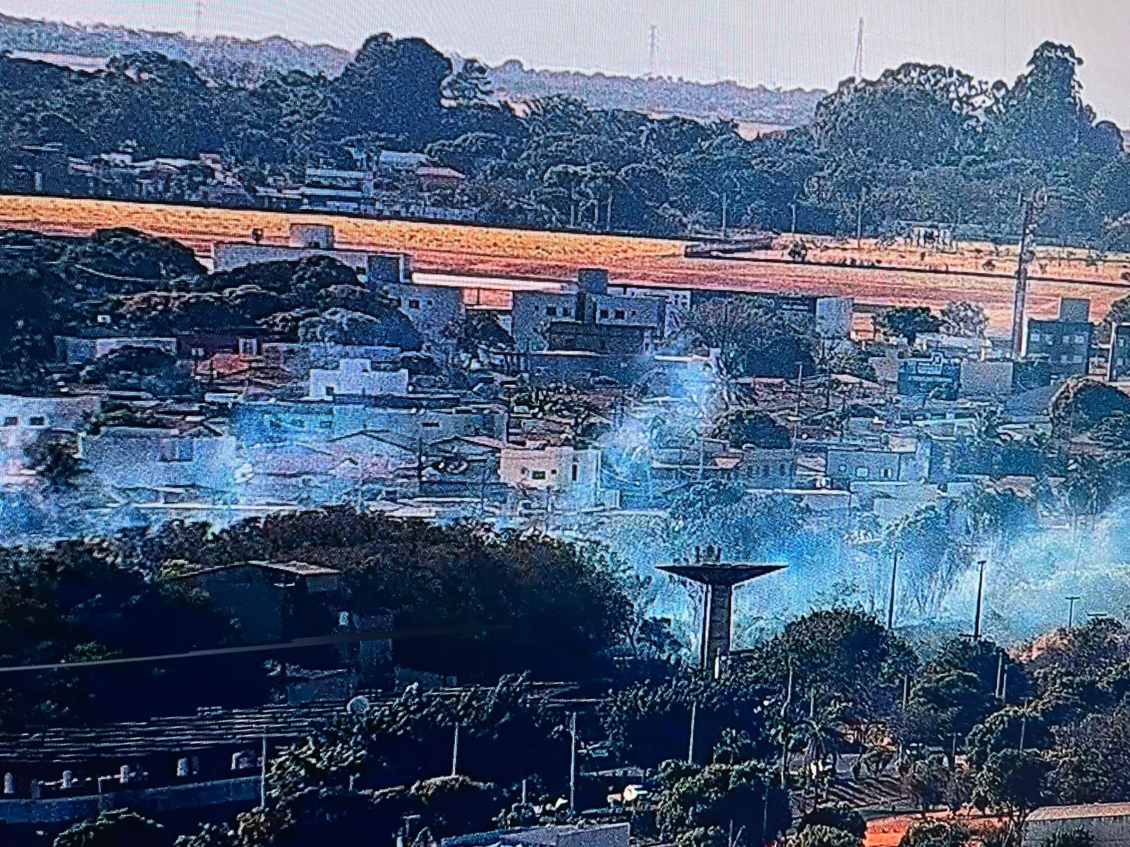 Fogo atinge vegetação perto da estação ferroviária em Uberlândia