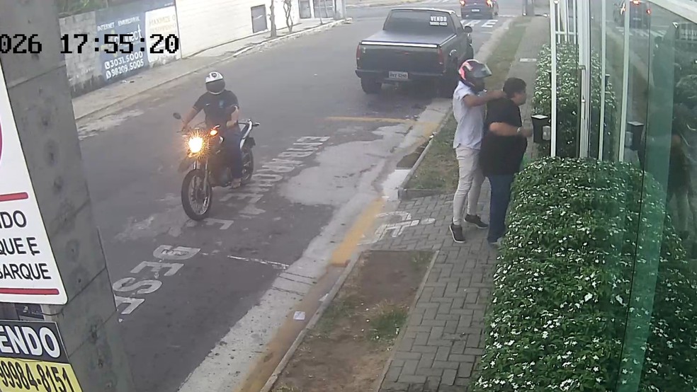Advogado tem cordão de ouro avaliado em R$ 28 mil roubado por dupla em motocicleta em Fortaleza. — Foto: Reprodução