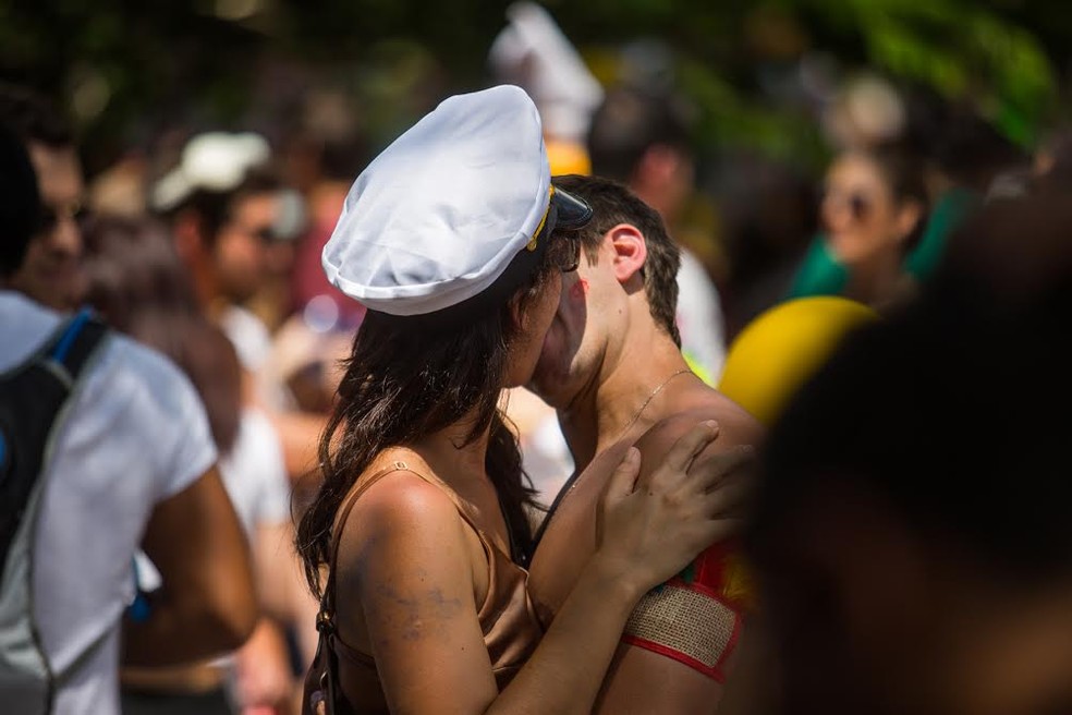 Casal se beija durante o carnaval — Foto: Victor Moriyama/ G1