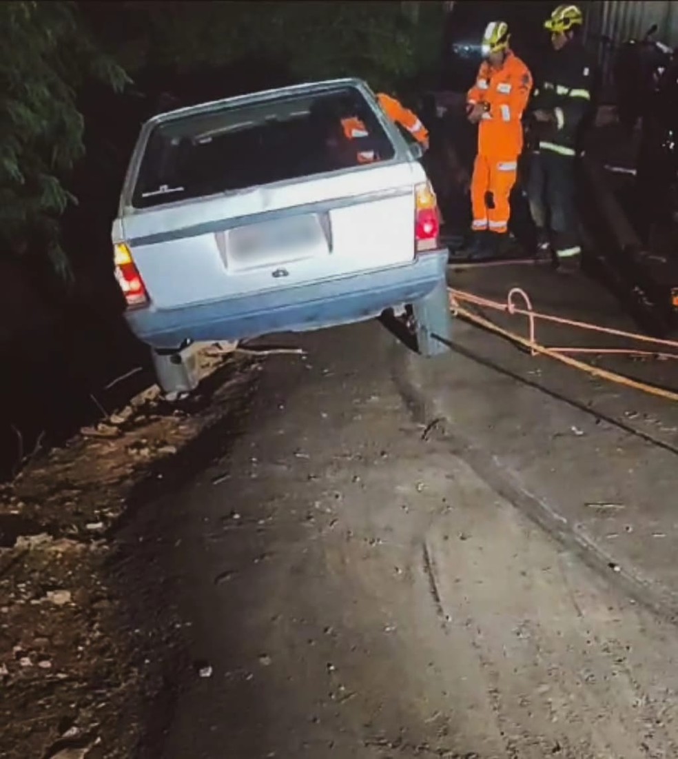 Carro ficou pendurado em ribanceira de mais de 20 metros — Foto: Corpo de Bombeiros/Divulgação
