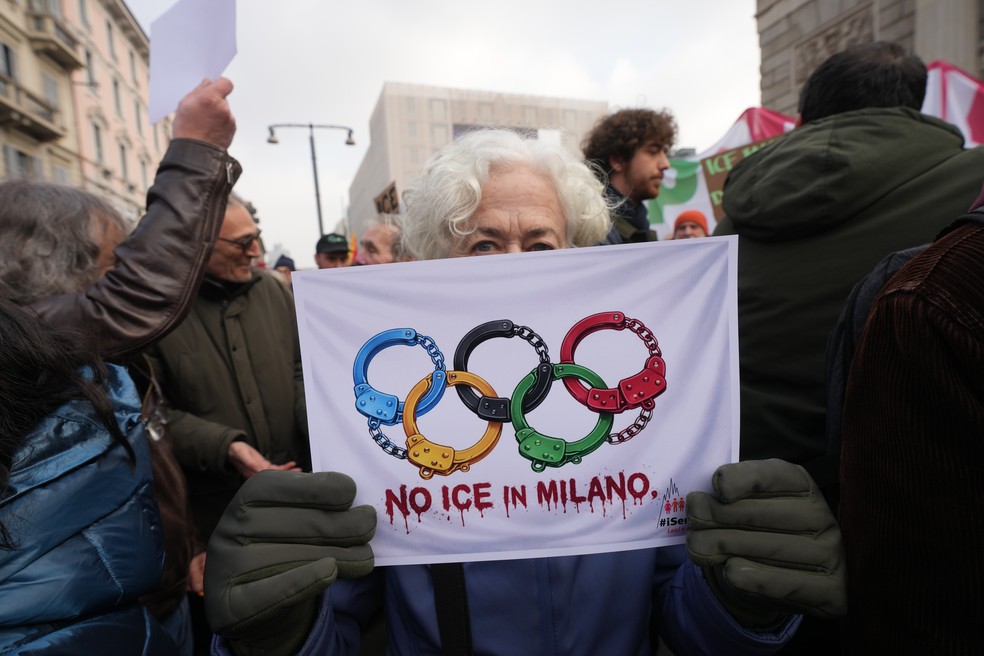 Manifestante com cartaz que diz "Sem ICE em Milão" em protesto do dia 31 de janeiro. — Foto: Associated Press/Antonio Calanni