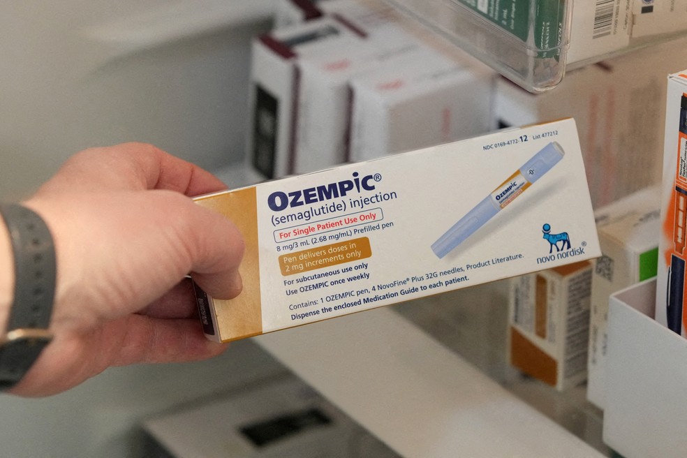 Farmacêutico segurando embalagem de Ozempic, da Novo Nordisk, em farmácia em Utah, EUA. — Foto: REUTERS/George Frey