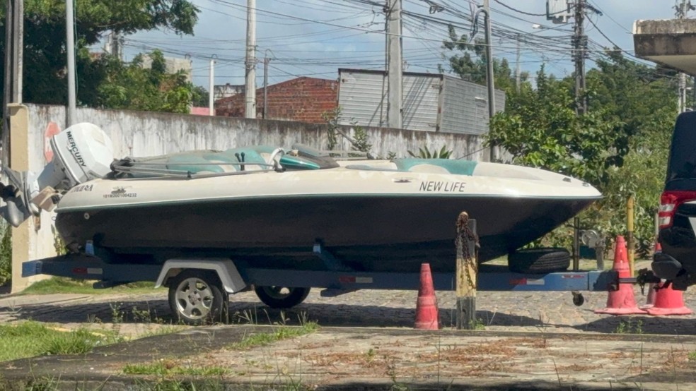 Lancha também foi apreendida em operação da Polícia Civil no RN — Foto: Sérgio Henrique Santos/Inter TV Cabugi