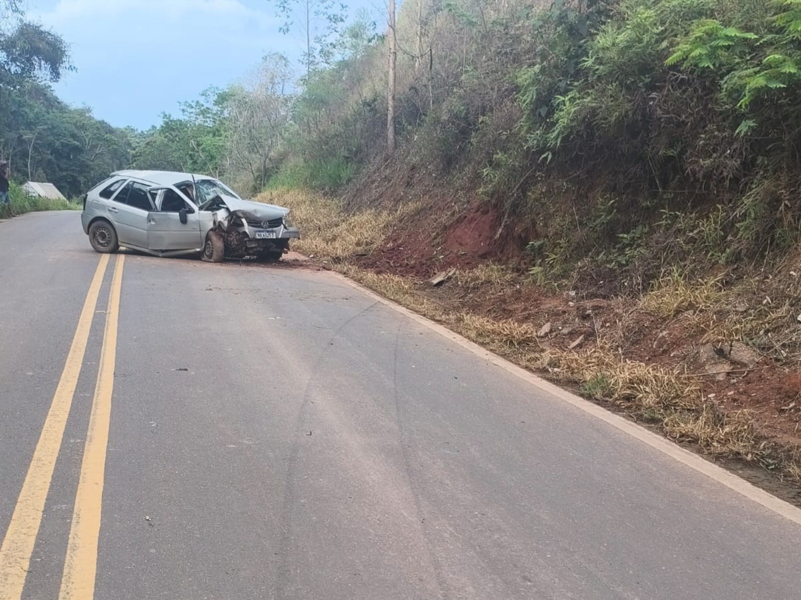 Mulher morre após carro bater em barranco na MG-108, em Lajinha