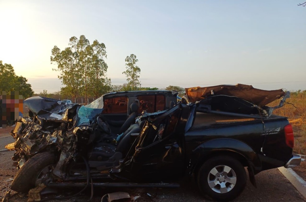 Motorista de 48 anos morre preso às ferragens após bater de frente com ônibus de excursão no Piauí — Foto: Ascom PRF