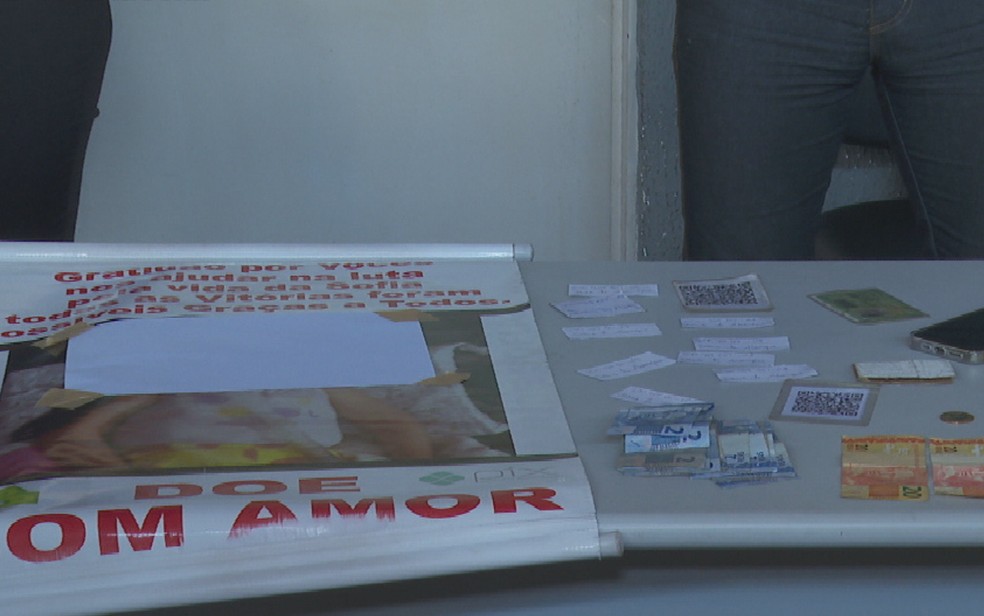Cartaz usado em falsa campanha de arrecadação para tratamento de doença rara em criança, em Goiânia — Foto: Reprodução/TV Anhanguera