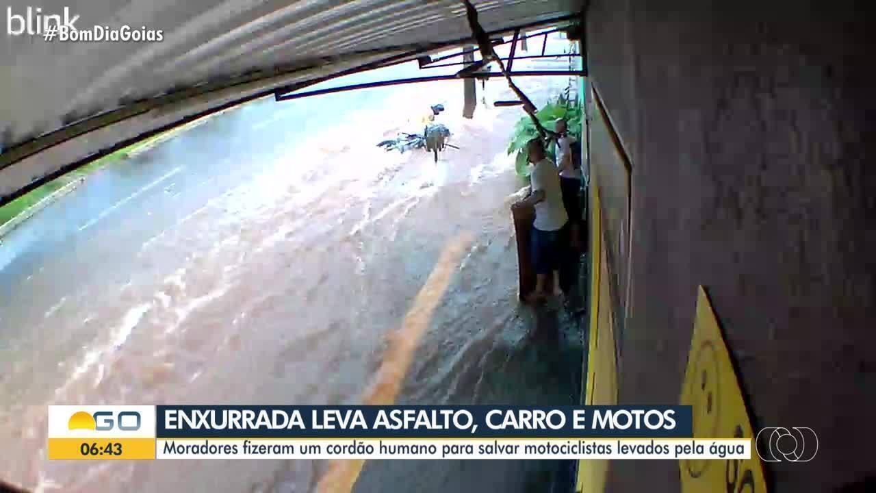 Vídeo mostra quando morador salva passageira de app que era arrastada pela enxurrada em Goiânia