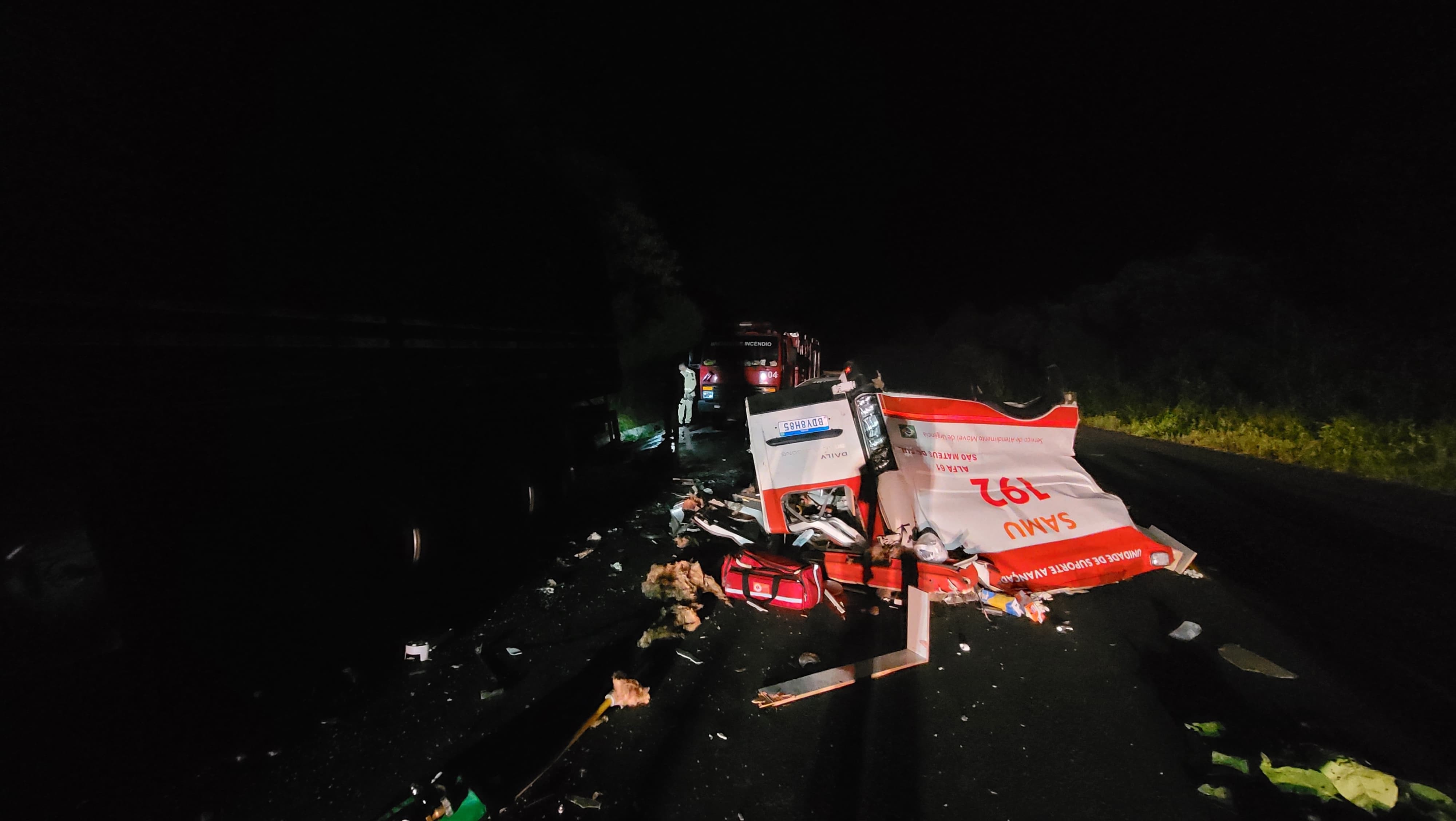 Três socorristas e um paciente morrem em batida entre ambulância e caminhão no Paraná