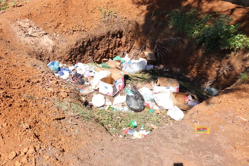 Buraco teria sido soterrado após operação da Polícia Civil — Foto: Polícia Civil/Divulgação