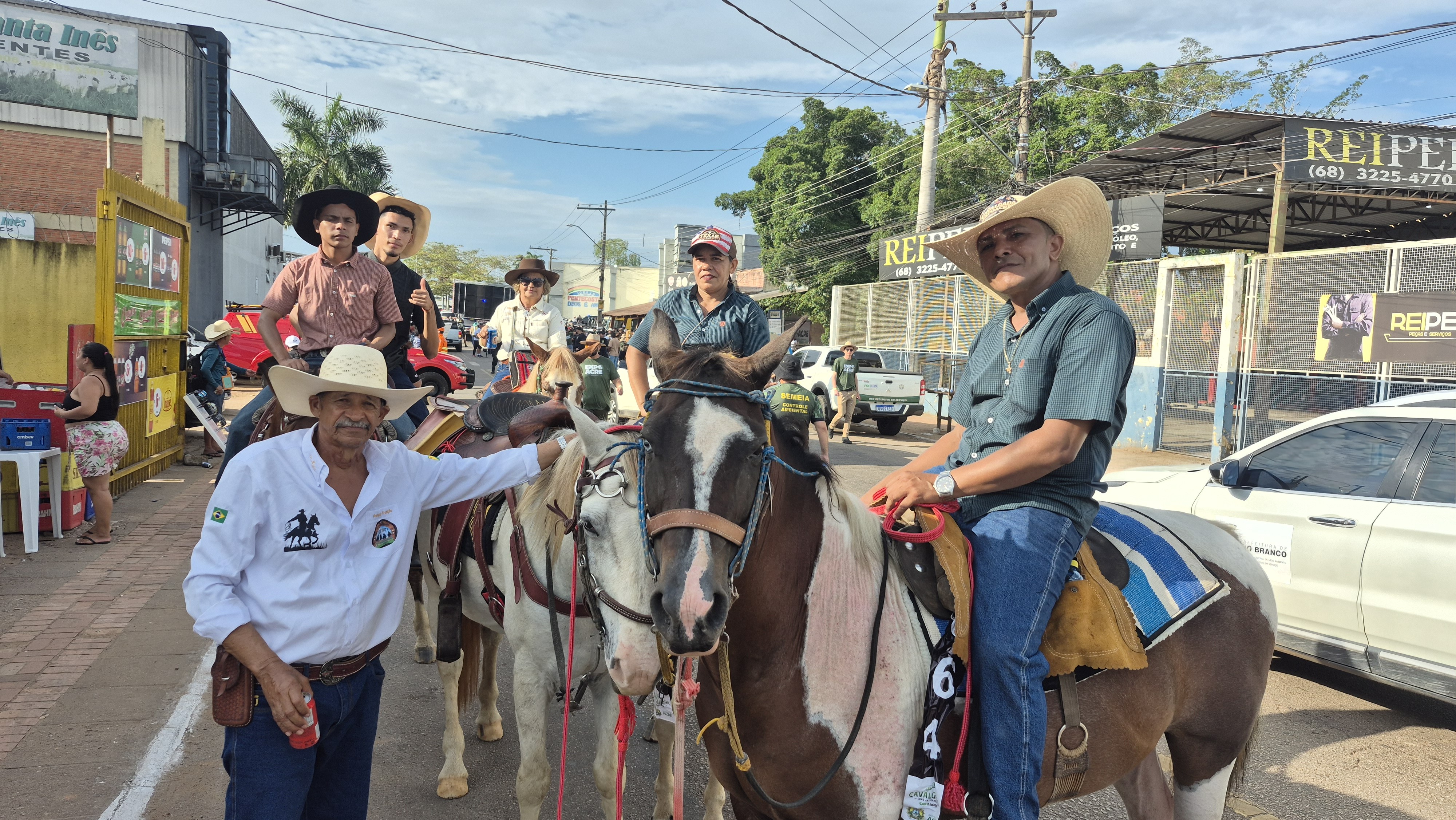 Cavalgada reúne público para desfile que abre Expoacre 2026 em Rio Branco; VEJA imagens