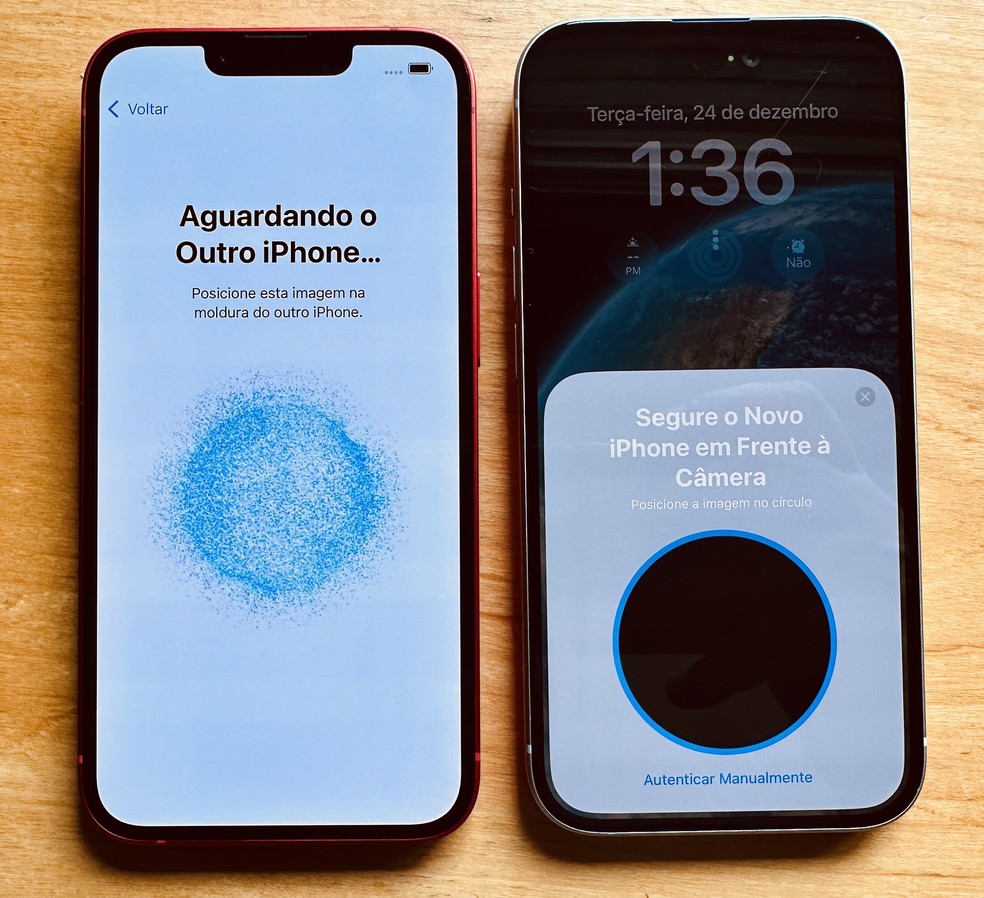 Transferência de dados entre IPhone novo (à esquerda) e iPhone antigo (à direita) — Foto: Henrique Martin/g1