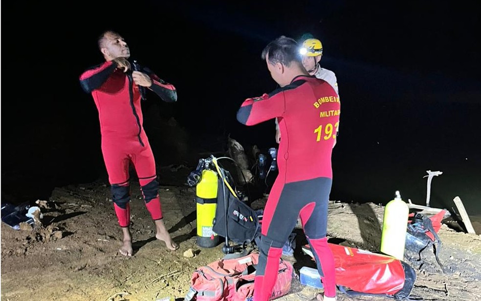 Bombeiros procuraram por PMs que morreram afogados durante perseguição em Goiás — Foto: Reprodução/PM